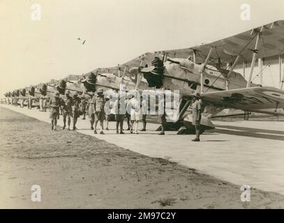 Vickers Vincents vom No47. Geschwader stand vor der zeremoniellen Inspektion in Khartum von Sir Philip Sassoon. Stockfoto