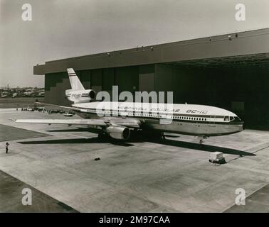 Der erste McDonnell Douglas DC-10-10, N10DC, wird am 23. Juli 1970 in Long Beach, Kalifornien, eingeführt. Stockfoto