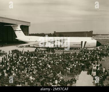 Die erste Lockheed C-5A Galaxy, 66-8303, wird am 2. März 1968 in Marietta, Georgia, eingeführt. Stockfoto