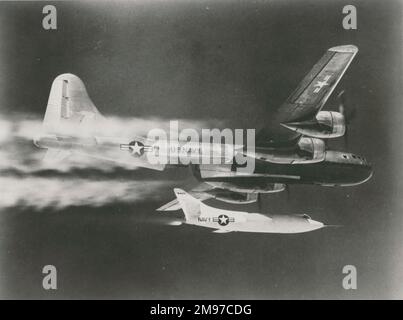 Ein Douglas D-558-2 Skyrocket wird von seinem Boeing B-29-Mutterschiff gestartet. Stockfoto