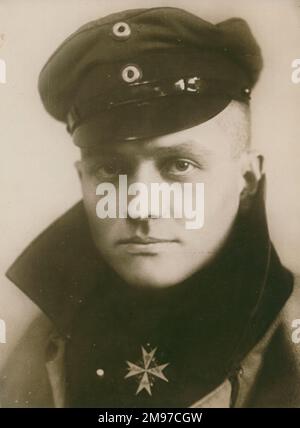 Manfred Albrecht Freiherr von Richthofen (2. Mai 1892 bis 21. April 1918), der Rote Baron. Er trägt den Pour le Mérite, den „Blue Max“, Preußen höchste Militärordnung in diesem offiziellen Porträt, c. 1917. Stockfoto