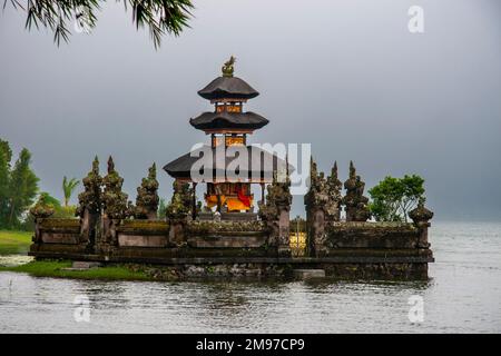 Der Nebel bedeckt den Ulun Danu-Tempel auf dem Beratan-See, Bali, Indonesien Stockfoto