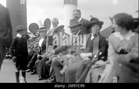 Edwardianische Bootspassagiere auf einem Clyde Paddeldampfer im August 1913, die typische Mode unter Touristen oder Tagesausflüglern der Epoche zeigen Stockfoto