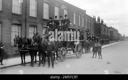 Finisher auf dem Transportweg vor der Hutfabrik in Offerton, Stockport, kurz vor der Abfahrt auf eine Werksreise in Augist 1907. Beachten Sie das dritte Pferd zusätzlich zu den beiden in der Gurthalterung und die dahinter liegende Kutsche, um die überschüssigen Passagiere zu transportieren. Stockfoto