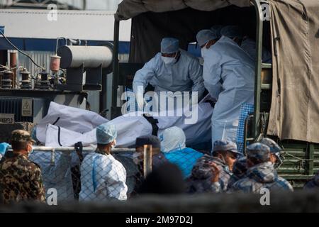 Pokhara, Nepal. 17. Januar 2023. Mitarbeiter tragen die Überreste der Opfer eines Flugzeugabsturzes der Yeti Airlines am 17. Januar 2023 auf Lastwagen in Pokhara, Nepal. Die Überreste der Opfer werden später nach Kathmandu, Hauptstadt Nepals, überführt. Ein Flugzeug der Yeti Airlines stürzte am Sonntag in die Schlucht des Seti River in der Nähe der Stadt Pokhara ab, als es von Kathmandu nach Pokhara flog, mit 68 Passagieren und vier Besatzungsmitgliedern an Bord, und 69 Leichen waren bis Montagabend geborgen worden. Kredit: Xinhua/Alamy Live News Stockfoto