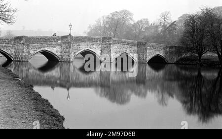 Die berühmte alte Brücke über den Fluss Wye im Zentrum von Bakewell. Stockfoto