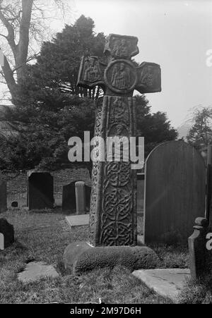 Das angelsächsische Kreuz auf dem Eyam-Friedhof stammt aus dem 8. Jahrhundert und ist ein geplantes antikes Denkmal, das sich früher neben einer Kutschbahn in der Nähe von Eyam befand. Stockfoto