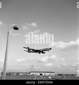 Boeing 707-436 G-APFB der BOAC-Landung am Flughafen London im November 1960 Stockfoto