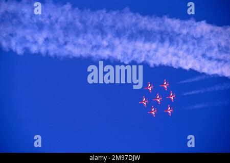 RAFAT RAF Red Arrows BAE Systems Hawks flog einen Diamond Seven im Jahr, als zwei Piloten verloren waren und sie ihre Ausstellungsstücke als Sieben-Schiff-Team flogen. Finningley 1988 Stockfoto