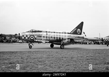 English Electric Lightning F.1A XM179 und andere von 56 Squadron RAF Taxi zur Ausstellung in Le Bourget am 16. Juni 1963 Stockfoto
