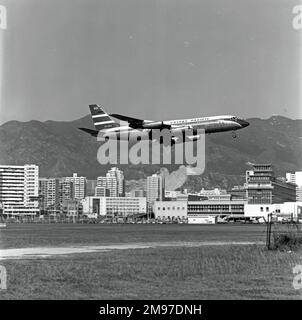 Convair CV880M VR-HFS von Cathay Pacific Landung in Hongkong am 17. Mai 1962 Stockfoto