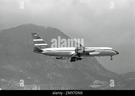 Convair CV880M VR-HFS von Cathay Pacific Landung in Hongkong am 20. November 1969 Stockfoto