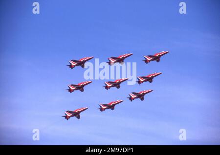 RAFAT RAF Red Arrows BAE Systems Hawks fliegen die Diamond Nine Formation während ihrer Ausstellung in Cottesmore im Juli 1993 Stockfoto