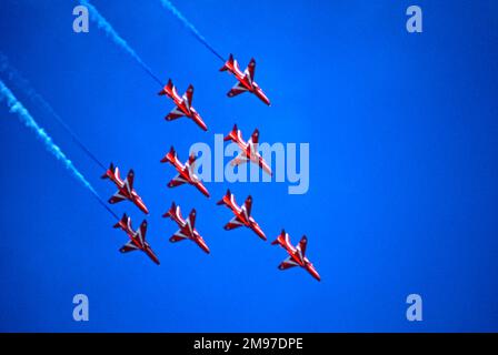 RAFAT RAF Red Arrows BAE Systems Hawks fliegen in Tornado-Formation Stockfoto