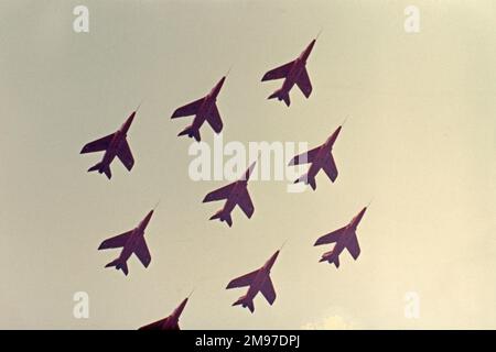 RAFAT RAF Red Arrows Folland Gnats in klassischer Diamond Nine-Formation Stockfoto