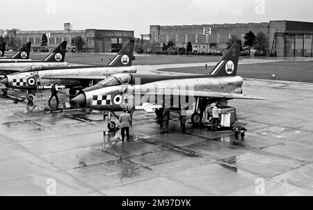 English Electric Lightning T.4 XM989 vom 56. Geschwader RAF in Wattisham am am 16. Juni 1963 mit anderem Lightning F.1As Stockfoto