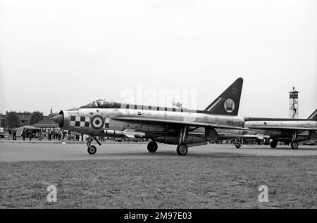 English Electric Lightning F.1A XM172 und andere von 56 Squadron RAF Taxi zur Ausstellung in Le Bourget am 16. Juni 1963 Stockfoto