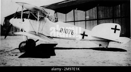 Albatros D II Deutsches Kampfflugzeug, ein spätes Produktionsmodell, Seriennr 1076/17, die nach dem 15. April 1918 noch in Betrieb ist, da sie anstelle des früheren gekrümmten Kreuzes das winklige Balkankreuse (Griechisches Kreuz) aufweist. Stockfoto