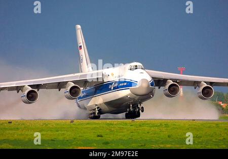 Antonov an-124-100 Ruslan von Wolga Dnepr Landung - PR 280813. Stockfoto