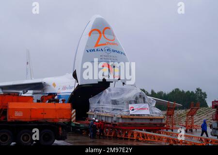 Antonov an-124 von Volga Dnepr - die 95-Tonnen-Kompressorbelastung. Stockfoto