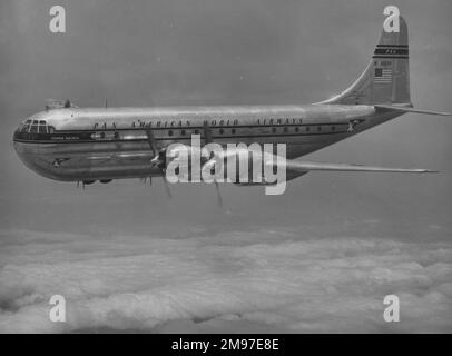 Boeing 377 Stratocruiser – gestartet von Pan am. Die 377 mit Doppeldecks beförderte bis zu 100 Passagiere auf kürzeren Strecken, was auf 33 Passagiere auf Langstrecken reduziert wurde. Erster Flug: 8. Juli 1947. Nur 56 gebaut. Stockfoto