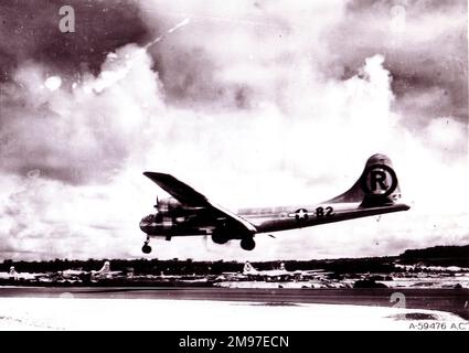 Boeing B-29 „Enola Gay“ landet nach Hiroshima-Razzia am 5. August 1945 wieder auf Tinian-Marianas. Stockfoto