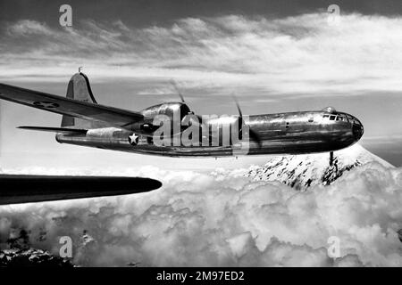 Der Prototyp der Boeing B-29 Superfortress aus dramatischer Sicht während des frühen Testflugens. Stockfoto