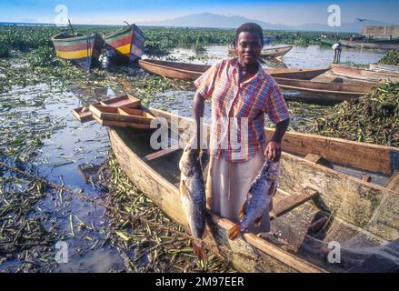 Uganda, Fischerei am Victoria-See. Wasserhyazinthen sind eine Pflanze, die die Fischbestände bedroht und daher für viele pe eine Umweltkatastrophe darstellt Stockfoto