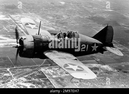 Brewster F2A Buffalo von der US Navy, oben im August 1942, als der Typ zu Ausbildungsaufgaben abgestuft wurde, nachdem er gegen die japanischen Kämpfer nicht konkurrenzfähig war. Stockfoto