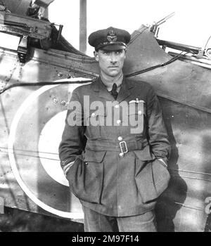 Captain Geoffrey de Havilland (1882-1965), Flugzeugdesigner und Pilot, in RFC-Uniform, steht vor seiner Airco DH 9. Stockfoto