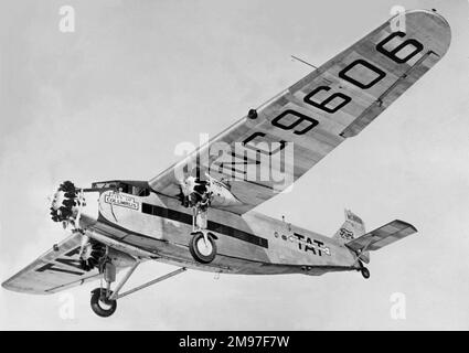 Ford 5-AT von Tat, später TWA. Der Ford Tri-Motor AT-4 flog erstmals am 11. Juni 1926 und beförderte 8 Passagiere, während der AT-5 von 1928 10 beförderte. Ford hat 196 davon gebaut, der schnellste Verkäufer ihrer Zeit. Stockfoto