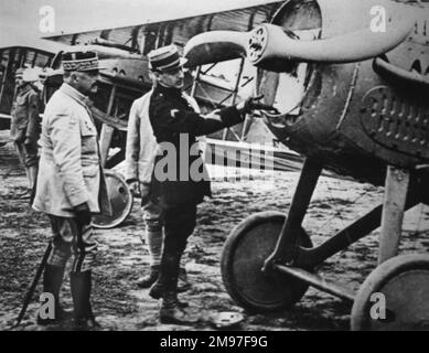 Georges Marie Ludovick Jules Guynemer (1894-1917), französischer Pilot und Kampfsport (rechts), Einweisung von General Louis Franchet d'Esperey (1856-1942) über die Hispano-Suiza-Lokomotive der SPAD VII im Juni 1917. Stockfoto