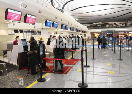 (230117) -- PEKING, 17. Januar 2023 (Xinhua) -- Passagiere mit Flug CZ309 von Peking nach Hongkong checken am Peking Daxing International Airport in Peking, Hauptstadt von China, am 17. Januar 2023 ein. Mit dem Start des CZ309-Fluges nach Hongkong nahm der Internationale Flughafen Peking Daxing am Dienstag den Betrieb internationaler Passagierflüge wieder auf, nachdem China seine Politik zur Prävention und Bekämpfung von COVID-19-Epidemien kontinuierlich optimiert hatte. Als neuester Flughafen Pekings wurde der Peking Daxing International Airport am 25. September 2019 in Betrieb genommen. Ab dem 14. März 2020, die des Flughafens Stockfoto