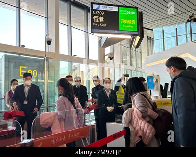 (230117) -- PEKING, 17. Januar 2023 (Xinhua) -- Dieses mit einem Mobiltelefon aufgenommene Foto zeigt Passagieren, die am Peking Daxing International Airport in Peking, Hauptstadt von China, am 17. Januar 2023 in den Flug CZ309 einsteigen. Mit dem Start des CZ309-Fluges nach Hongkong nahm der Internationale Flughafen Peking Daxing am Dienstag den Betrieb internationaler Passagierflüge wieder auf, nachdem China seine Politik zur Prävention und Bekämpfung von COVID-19-Epidemien kontinuierlich optimiert hatte. Als neuester Flughafen Pekings wurde der Peking Daxing International Airport am 25. September 2019 in Betrieb genommen. Ab dem 14. März 2020 ist die Stockfoto