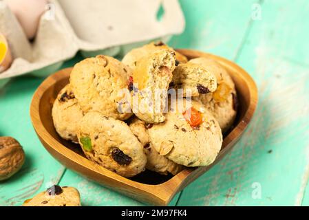 Hausgemachte Haferflocken-Kekse mit kandierten Früchten auf einem herzförmigen Teller Stockfoto