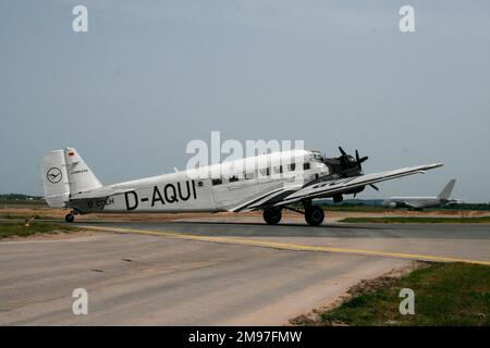 Junkers Ju 52 3m und Airbus A380. Stockfoto