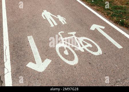 Gemeinsame Straßenspur für Fußgänger und Radfahrer, selektiver Fokus Stockfoto