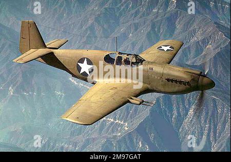 North American Aviation P-51 - NA-91 'Apache' (später Mustang genannt) im Flug - ein amerikanischer Langstreckenflugzeug mit einem Sitz, der im Zweiten Weltkrieg und im Koreakrieg eingesetzt wurde. Stockfoto