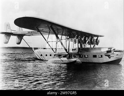 Sikorsky S-40 von Pan am (Blick nach vorn) auf dem Wasser. Stockfoto