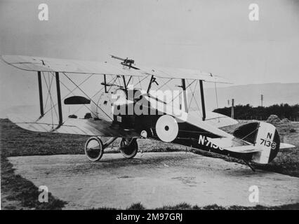 Sopwith 2F Camel Kampfflugzeug, für den Einsatz in der Marine. Die erste wurde fertiggestellt und fliegt bis März 1917. Wie hier zu sehen, hatte es eine Vickers-Pistole und eine Lewis-Pistole. Sie wurde rund um die Nordsee und auf beiden Seiten des Ärmelkanals eingesetzt und konnte von Schlachtschiff- und Kampfkreuzer-Haupttürmen sowie von Flugzeugträgern gestartet werden. Hier sehen Sie eine Seiten- und Rückansicht der Seriennummer N 7136. Stockfoto