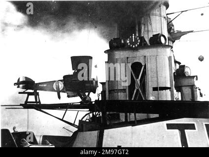 Sopwith 2F Camel Kampfflugzeug, für den Einsatz in der Marine. Die erste wurde fertiggestellt und fliegt bis März 1917. Es hatte eine Vickers-Pistole und eine Lewis-Pistole. Sie wurde rund um die Nordsee und auf beiden Seiten des Ärmelkanals eingesetzt und konnte von Schlachtschiff- und Kampfkreuzer-Haupttürmen sowie von Flugzeugträgern gestartet werden. Hier sehen Sie eine Seitenansicht der Seriennummer N 6797 auf seiner Startplattform auf dem Kampfkreuzer HMS Tigers X Turm. Stockfoto