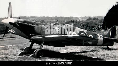 Supermarine Spitfire VB (Vorwärtssicht, geparkt) von W3834. Stockfoto