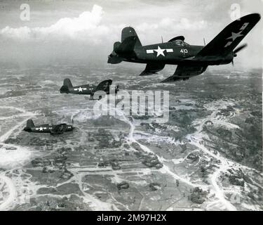 Vought F4U-1 Corsair - Diese der US Marine Fighting Squadron 323 im Pazifik, 31. Dezember 1944 aufgrund von Verzögerungen beim Fliegen des Typs von Fluggesellschaften waren die Marines der erste Nutzer. Stockfoto