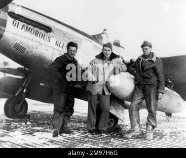 Yeager, Charles Elwood 'Chuck' (Zentrum) und seine P-51D -spätere Brigadegeneral US Air Force. Stockfoto