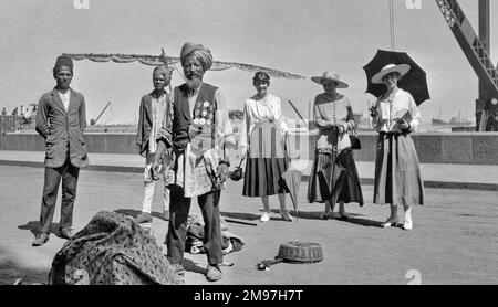 Eine Gruppe von drei Kolonialfrauen mit drei Dienern in Indien. Stockfoto