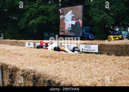 Die Rennwagen fahren den Hillclimb beim Festival of Speed in Goodwood 2022 hinauf Stockfoto