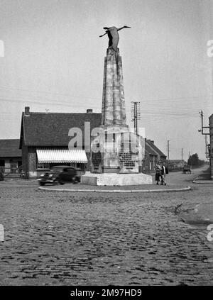 Dorfplatz, Poelcapelle, Belgien, mit Gedenkstätte für den französischen Kampfpiloten Georges Guynemer, der 1917 verloren ging. Stockfoto