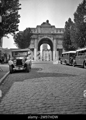 Menin Gate war Memorial, Ypern, Belgien, gewidmet den britischen und Commonwealth-Soldaten, die während des Ersten Weltkriegs in Ypern getötet wurden und deren Gräber unbekannt sind. Es wurde im Juli 1927 enthüllt. Stockfoto