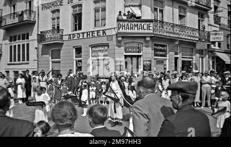 Menschen auf der Straße für ein Fest der Himmelfahrt in Heist-aan-Zee (Heyst sur Mer), Belgien. Stockfoto