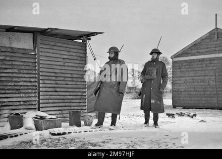 Zwei Soldaten in einem Lager im Winter. Stockfoto